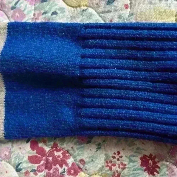 Young men, size medium, American Eagle, athletic fit, pull over​​​​​​​​ - Picture 5 of 5